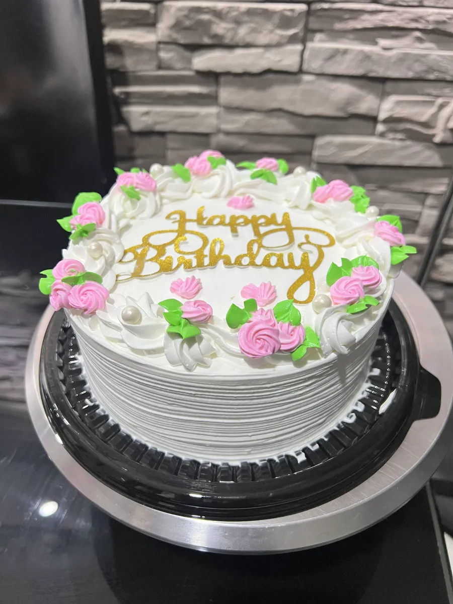 Manos decorando una torta con amor